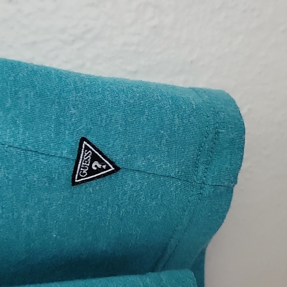 Guess Los Angelas V-Neck - Picture 3 of 3